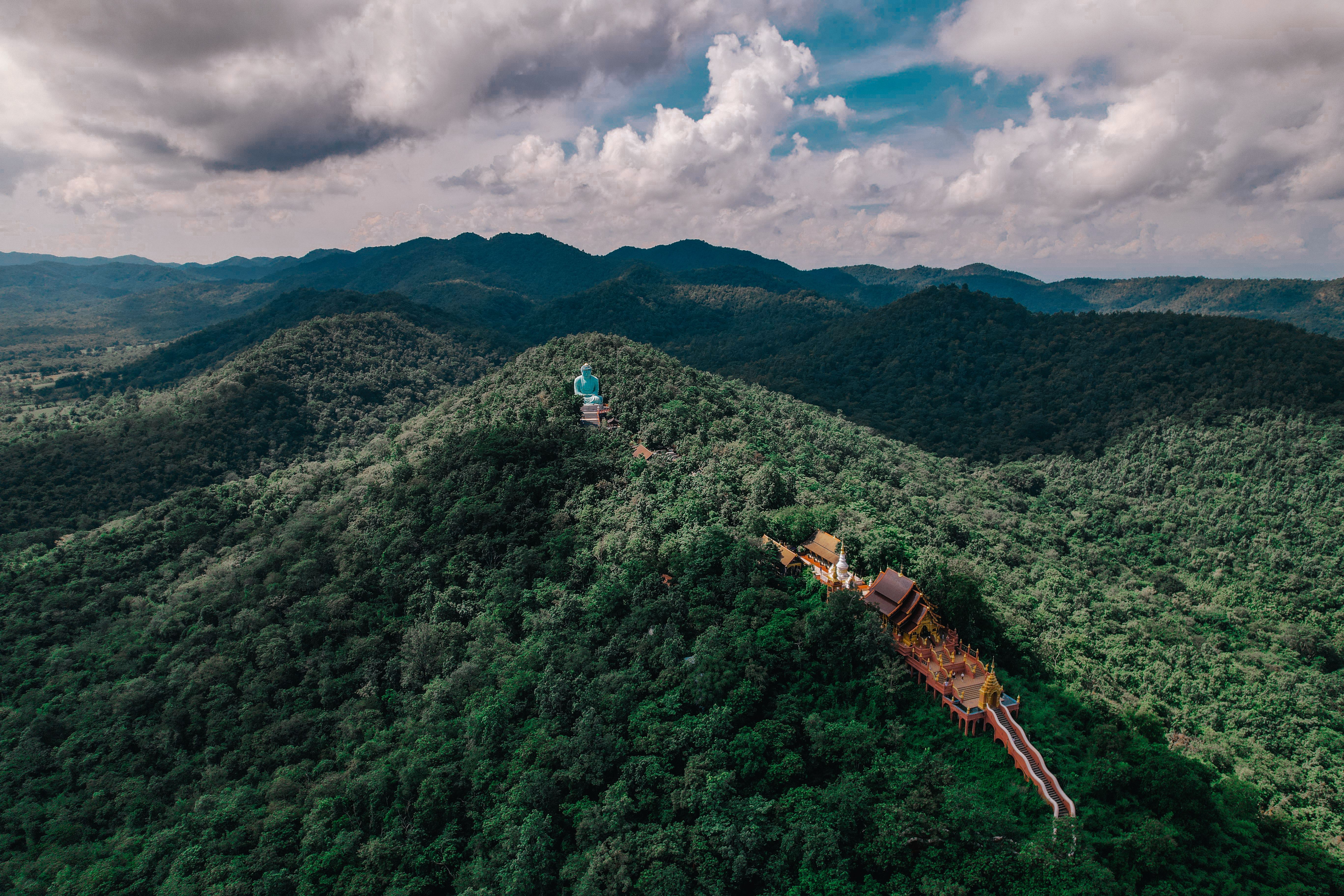 Wat Tham Pha Daen佛寺，石灰岩山顶俯瞰丛林