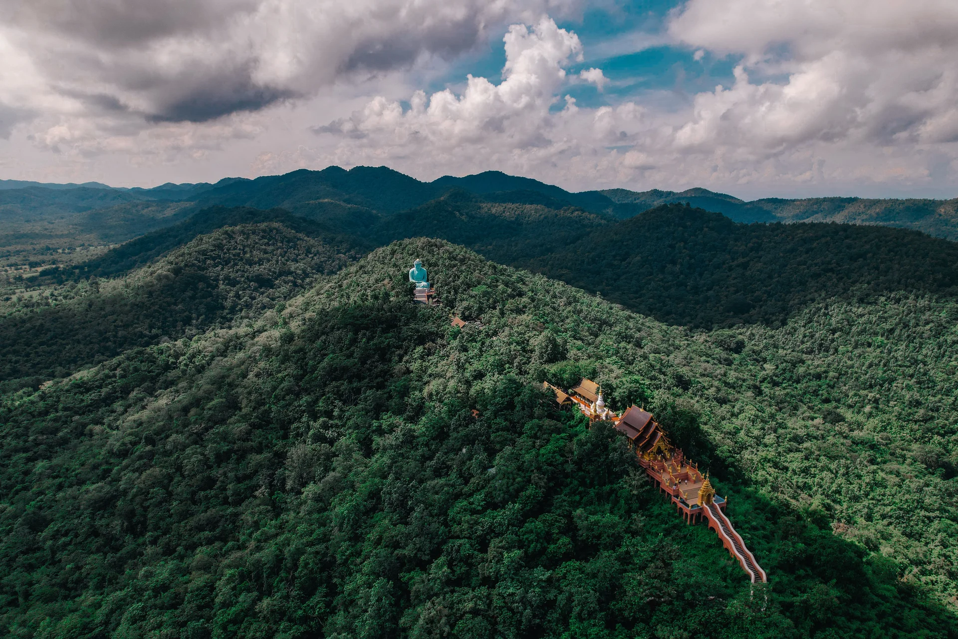 Wat Tham Pha Daen 佛寺坐落在石灰岩山顶